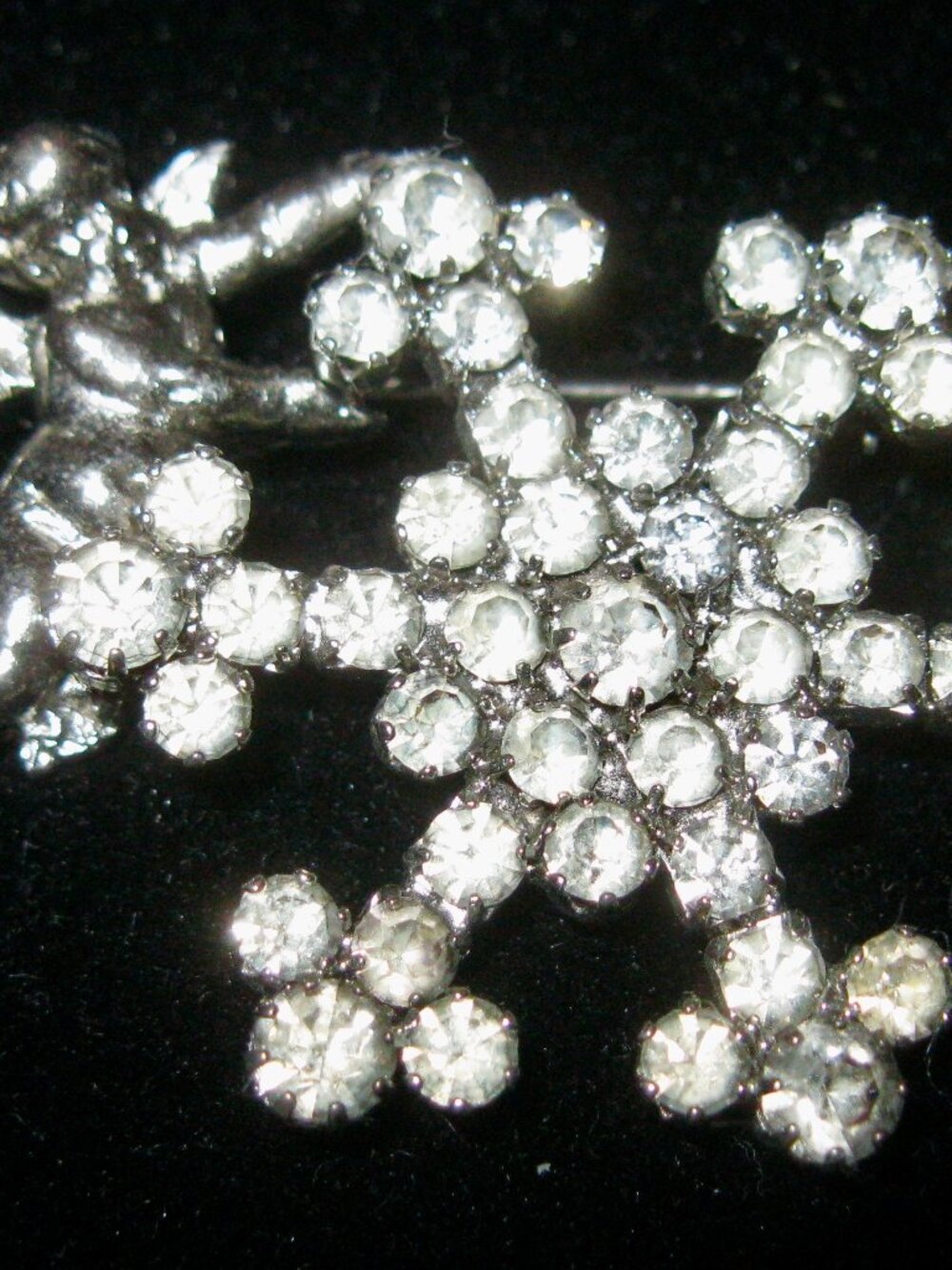 KIRKS FOLLY VINTAGE/RARE SNOWFLAKE W/ANGEL BROOCH IN SILVERTONE FINISH